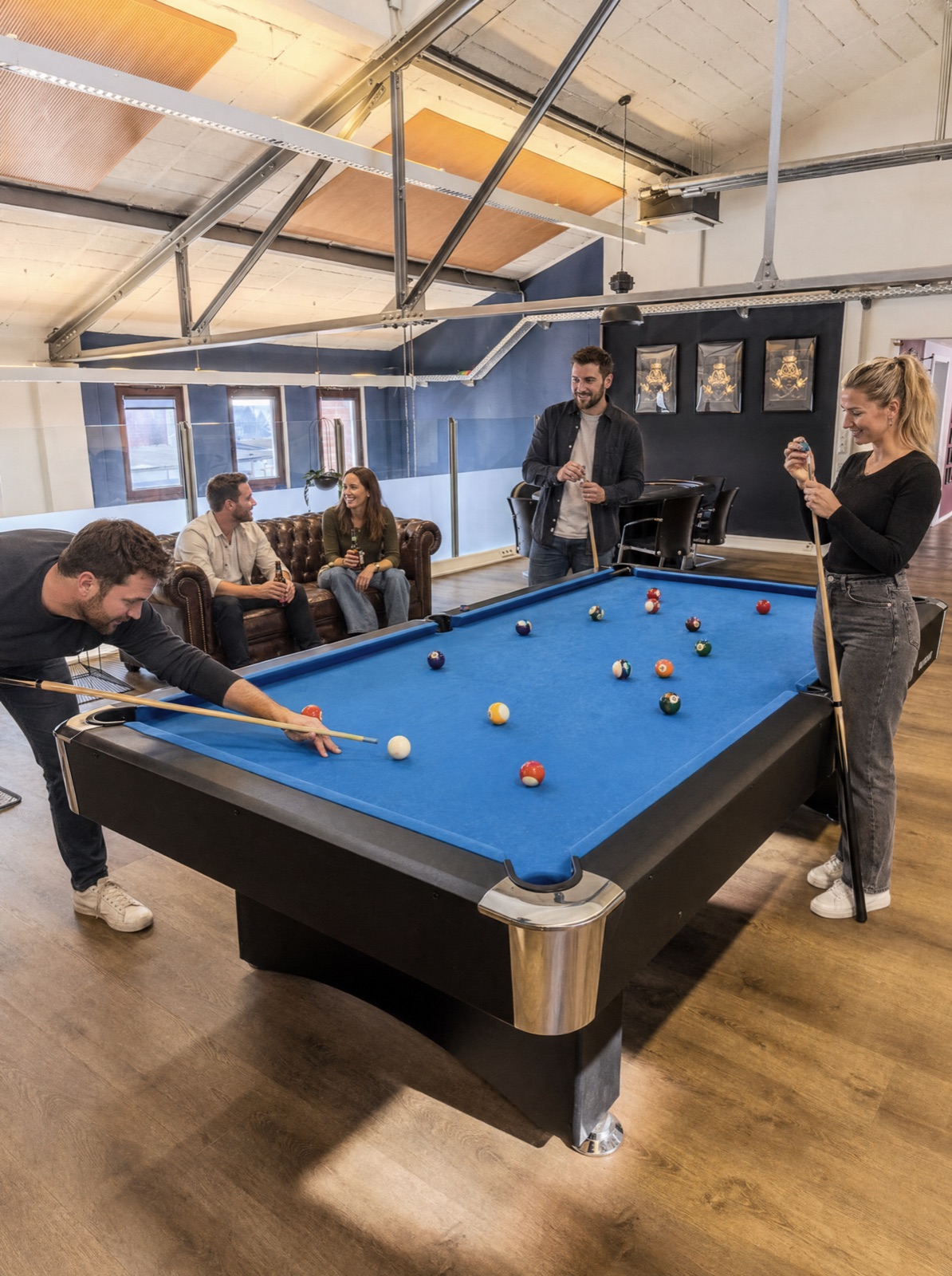 Gruppe spielt Billard im ROOM BOOM Entertainment-Bereich
